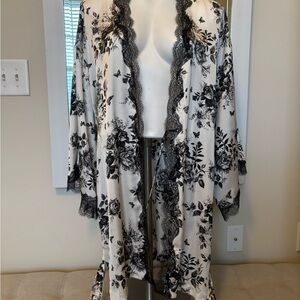 Victoria’s Secret Vintage Style Black and White Floral Lace Trim Robe